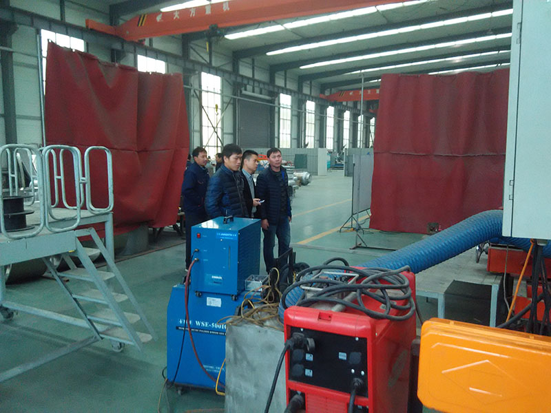 客戶參觀我公司鋁合金焊接自動化設備。