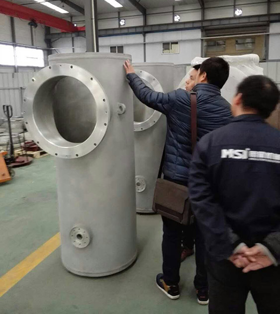 客戶參觀我公司GIS殼體成品。