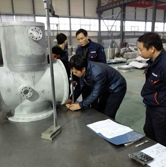 客戶對GIS殼體加工尺寸進行檢測。